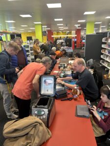 Eindruck aus dem kleinen Repair Café in der Bibliothek